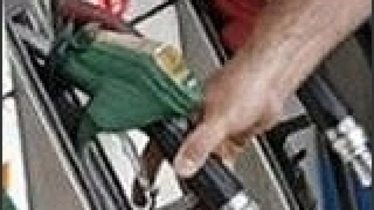 Intr-un singur an, carburantii s-au scumpit cu 30%