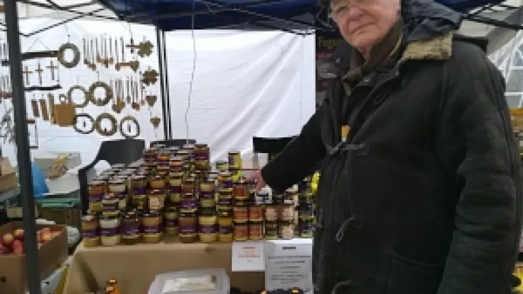 Ion Bodnariu, apicultor, la Targul de Craciun din curtea MTR, cu o oferta variata