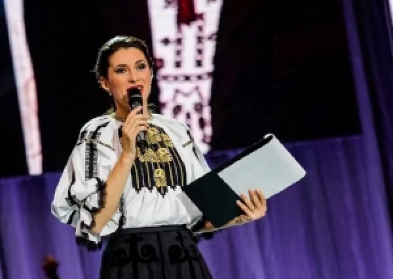 Iuliana Tudor a petrecut alaturi de romani, de 1 Decembrie!