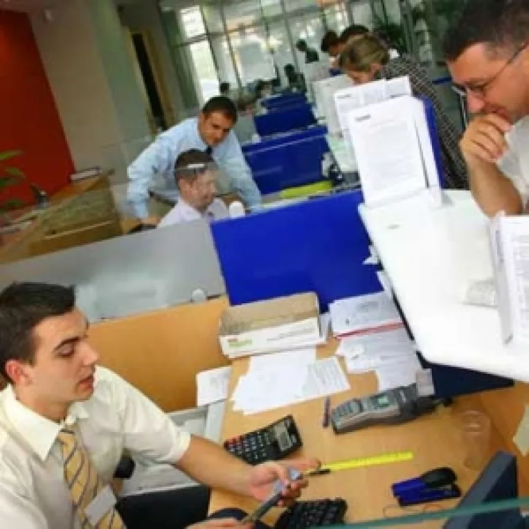 Jumatate dintre adolescenti au cont la banca  
