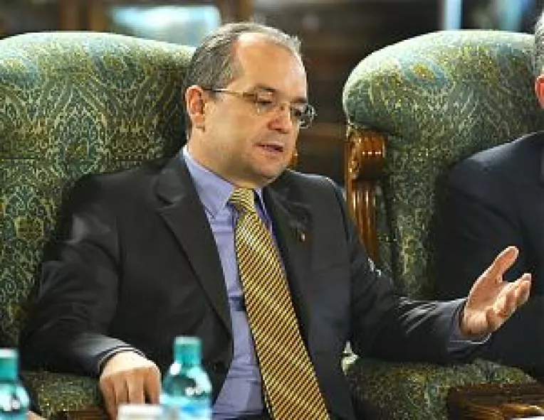 Legea salarizarii amanata pentru 2012.