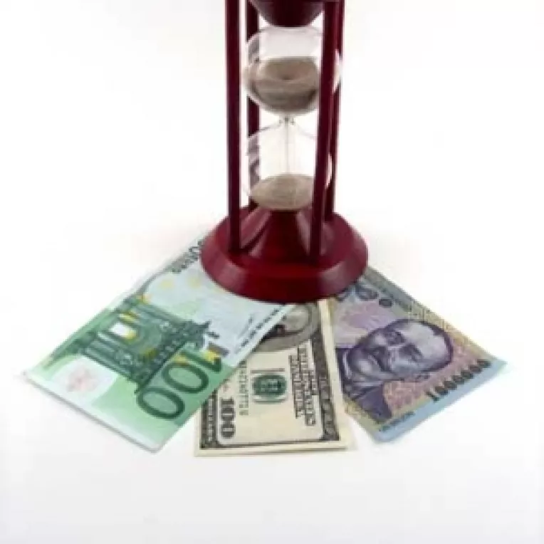 Leul, devalorizat fata de euro si dolar
