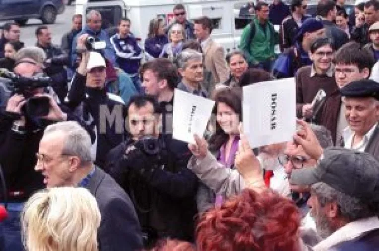 Liberalii lovesc sub centura