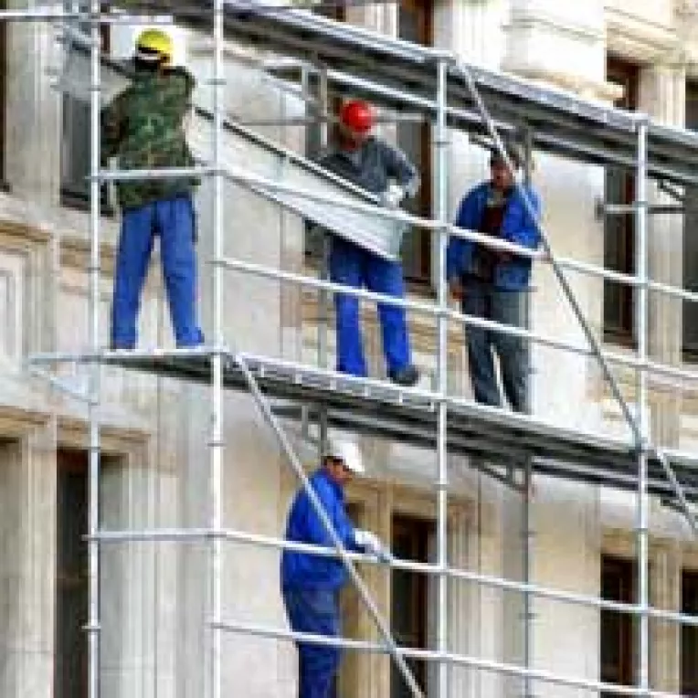 Lipsa constructorilor scumpeste locuintele