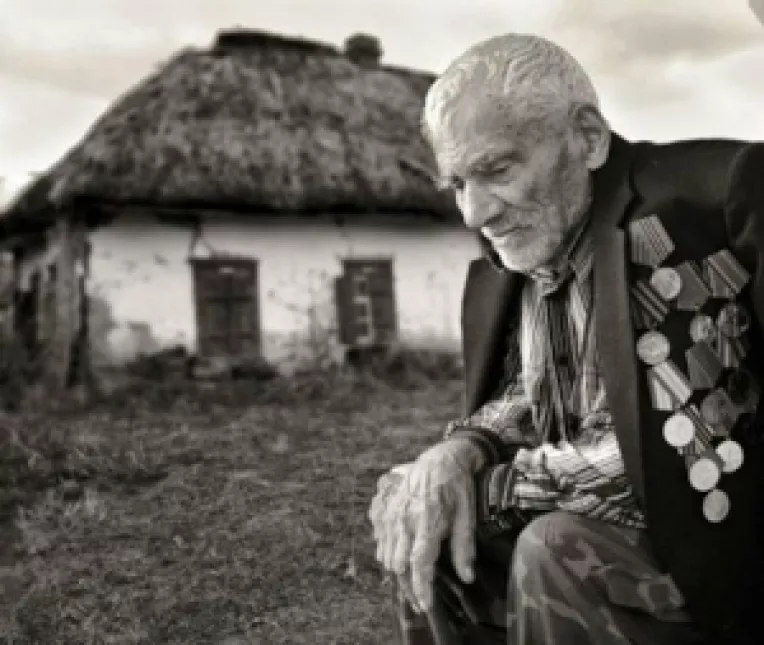 Lita Pernita:  O tara intreaga sta de sase ca sa se poata fura pe ea insasi