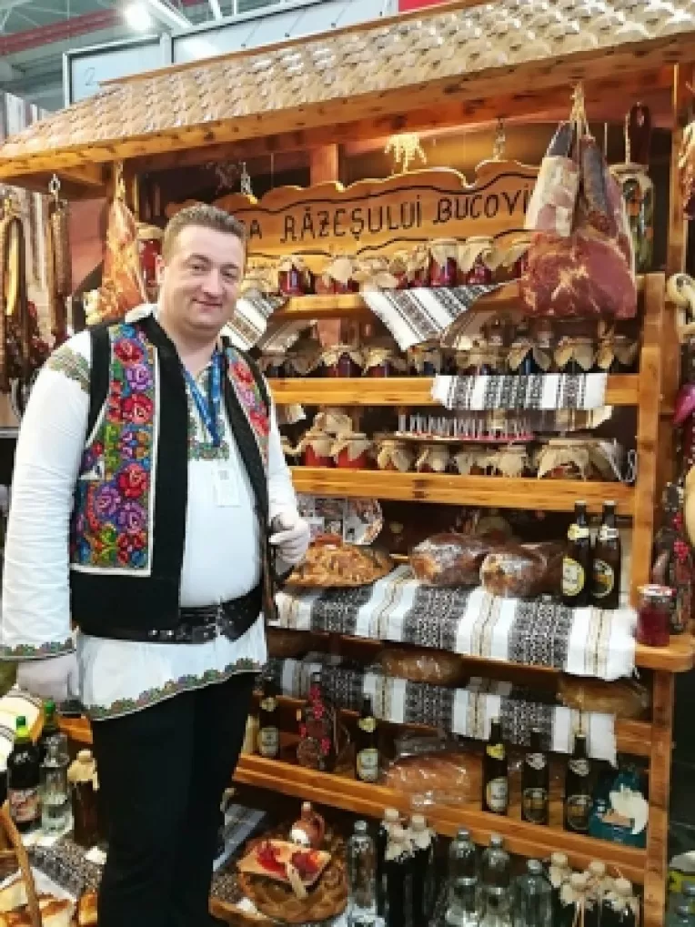 Liviu Bazarca, de la Casa Razesului, participa cu preparate traditionale romanesti la Targul de Turism