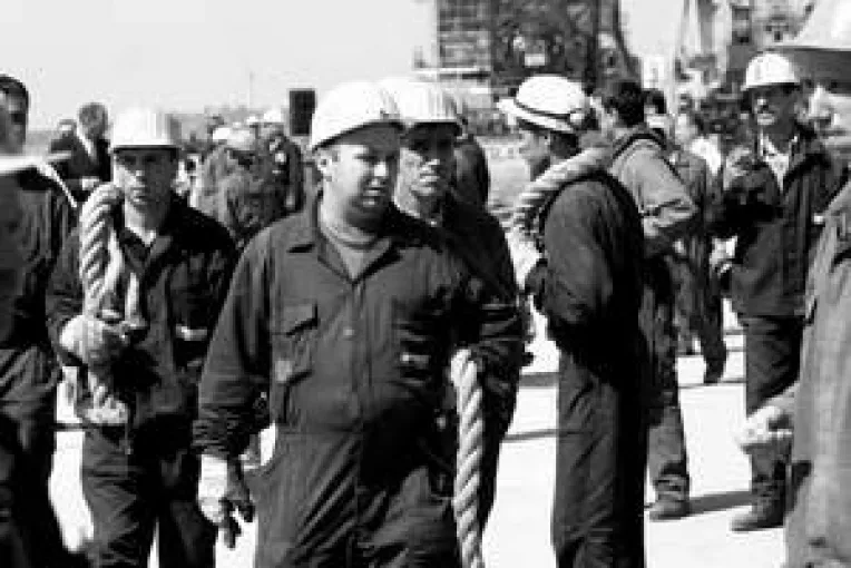 Mai multi bani pentru plata salariilor navalistilor