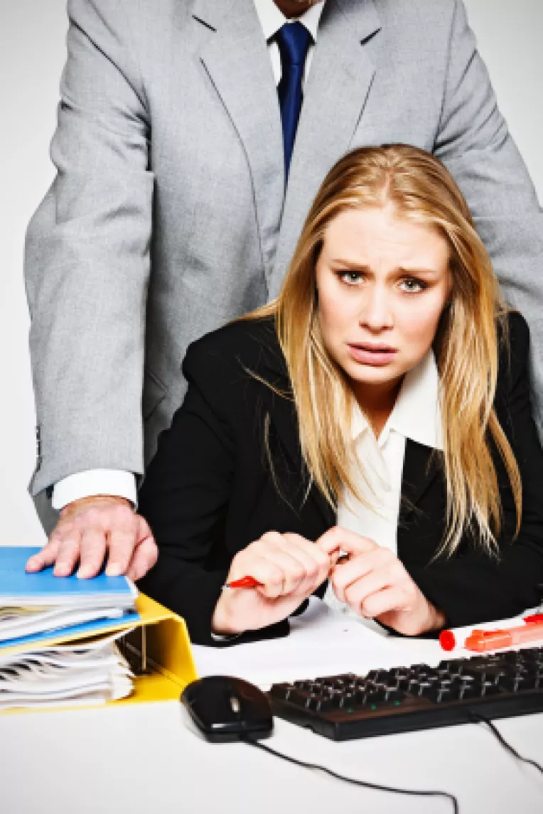 Martha Langelan: Tipuri de comportamente nedorite care constituie hartuire sexuala