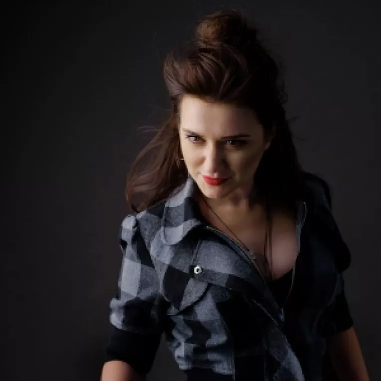 MAZDRUNKA (Luciana Raducanu) lanseaza single-ul Desen