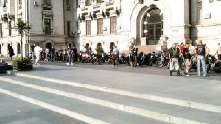 Motociclistii isi dau din nou intalnire in fata prefecturii
