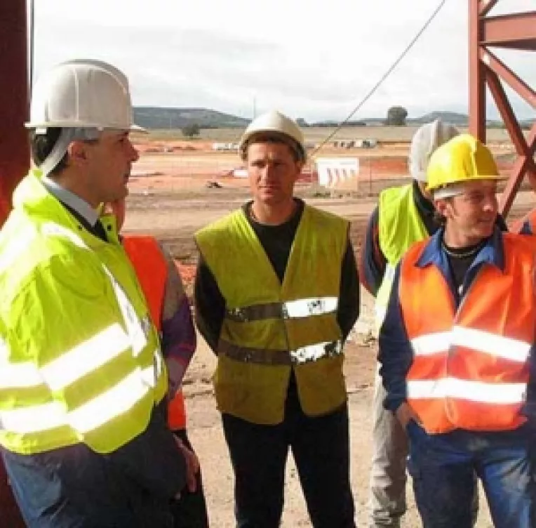 Muncim mai mult decat europenii