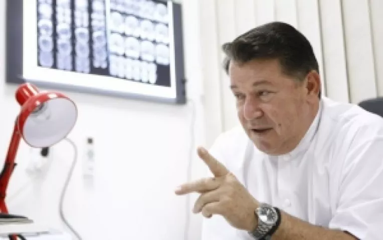 Neurochirurgul Mircea Gorgan a efectuat o interventie chirurgicala exceptionala, ce  a salvat un tanar cu creierul defect, diagnosticat cu Moya Moya