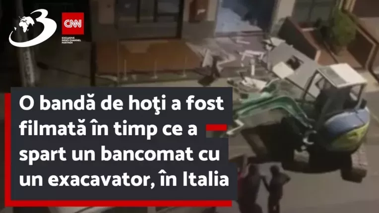 O banda de hoti a fost filmata in timp ce a spart un bancomat cu un exacavator, in Italia