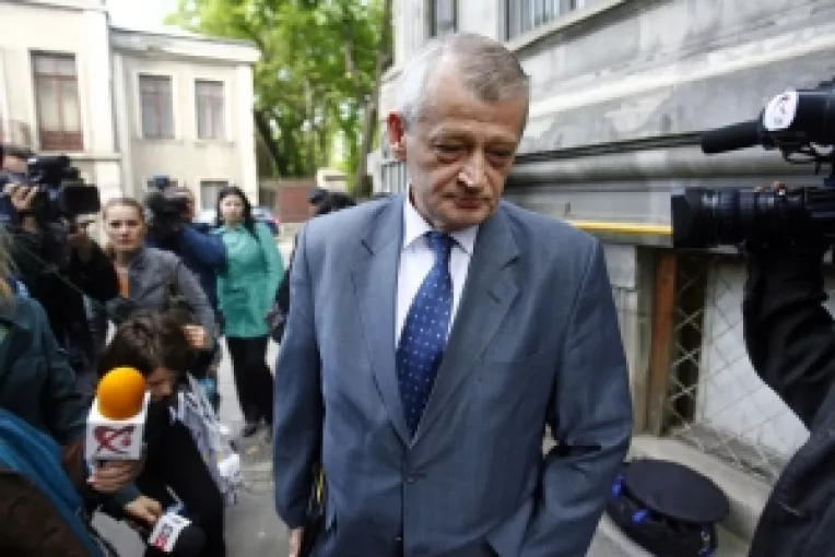 Oprescu are probleme cu semnaturile