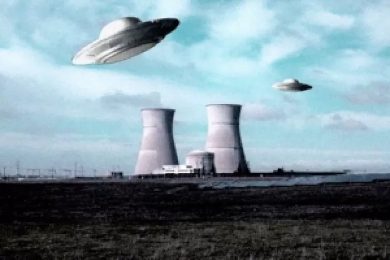 OZN-uri misterioase survoleaza centralele nucleare franceze (1)