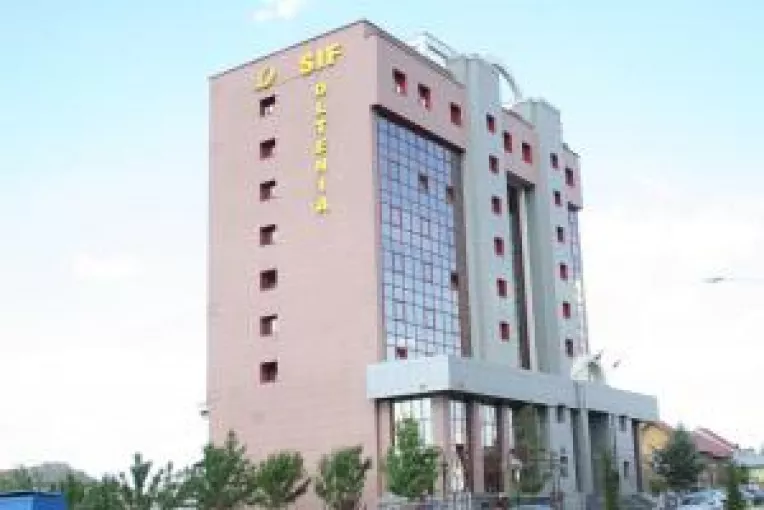 Parlamentul vrea sa ridice cortina. Papusarii SIF tulbura Bursa