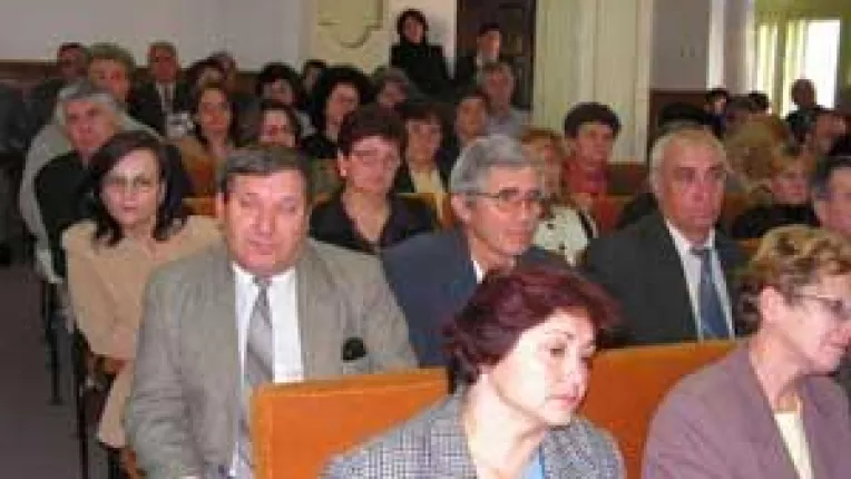 Pe principiul "Luam de la bogati sa dam si la saraci". Profesorii doljeni primesc leafa haiduceste