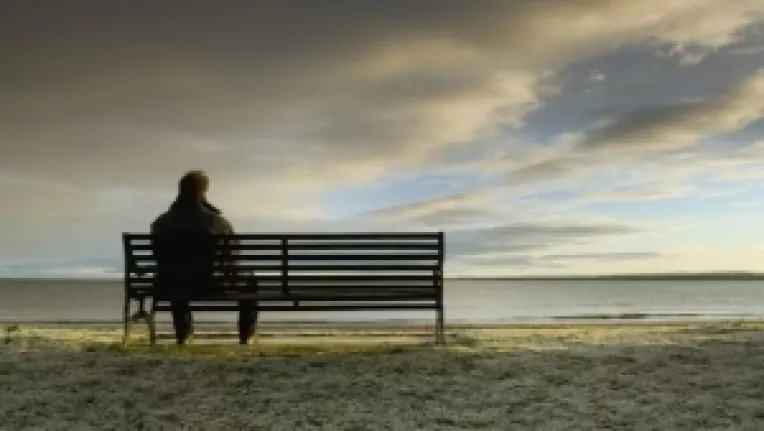 Persoanele mai inteligente isi petrec mai mult timp muncind si nu pentru a socializa