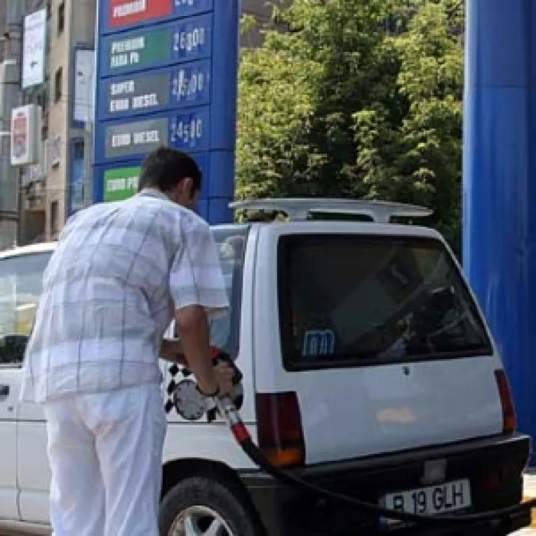 Petrom reduce pretul benzinei cu cinci bani pe litru