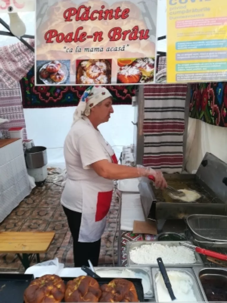 Placinte poale-n brau si cozonac cu nuca, la standul Cozonac Domnesc din curtea MTR