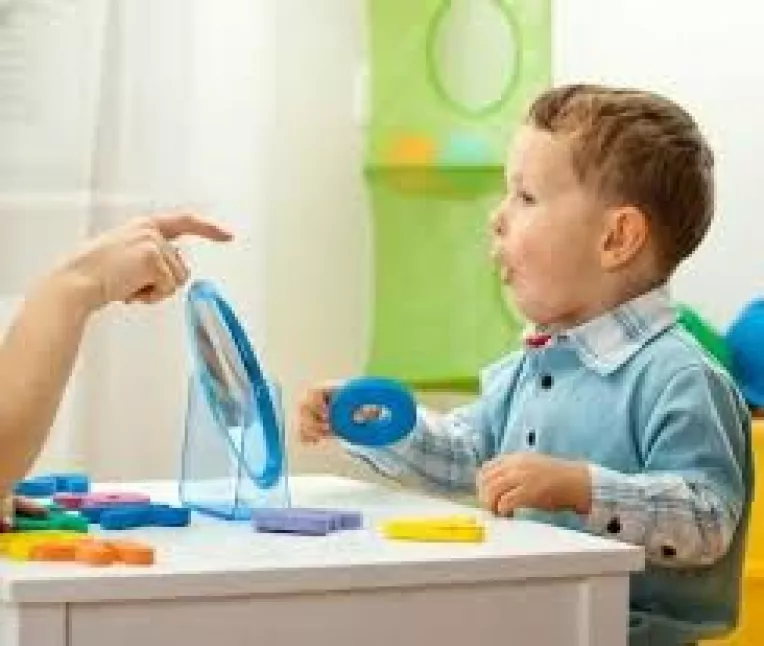 Platforma educationala Logopedia  pune la dispozitia specialistilor care lucreaza cu copii cu deficiente de auz si de vorbire 11 jocuri educationale si un ghid de bune practici