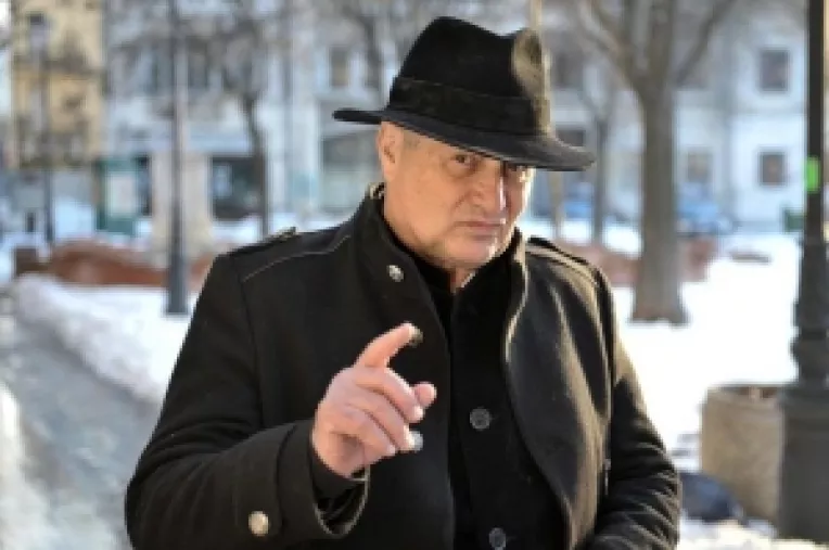 Poetul Mircea Dinescu ironizeaza versiunea stupida a Parchetului General despre revolutie