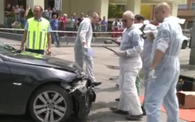 Politistii bucuresteni fac cercetari in cazul unui geam al unei masini