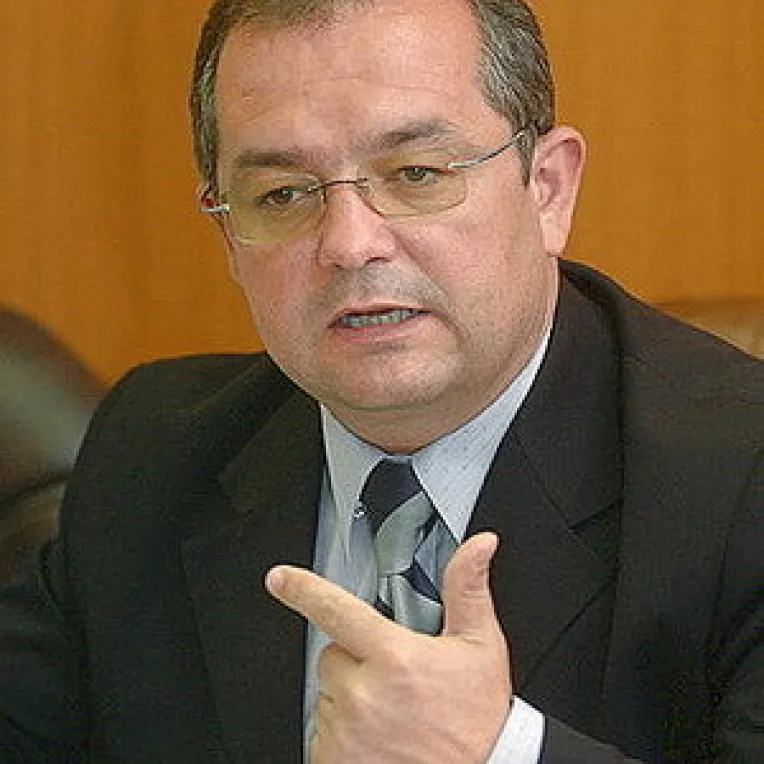 Premierul Boc: "Guvernul a decis reduceri de personal la ministere si agentii, incepand cu 1 august"