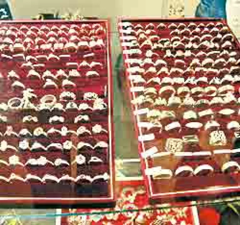 Pretul aurului atinge un nou record de peste 1.030 dolari/uncie