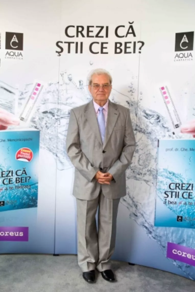 Prof. dr. Gheorghe Mencinicopschi: Sucurile industriale, alcoolul, bauturile energizante, excesul de cafeina nu hidrateaza, ci ne ingrasa