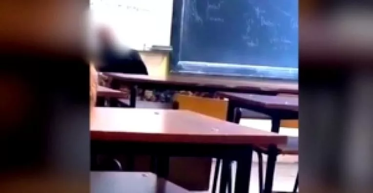 Profesor de religie filmat in timp ce s-ar fi masturbat in fata elevilor de la o scoala din Copsa Mica