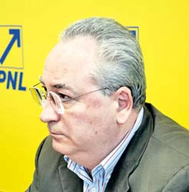 Puiu Hasotti: "Electoratul lui Traian Basescu este agresiv si incult"