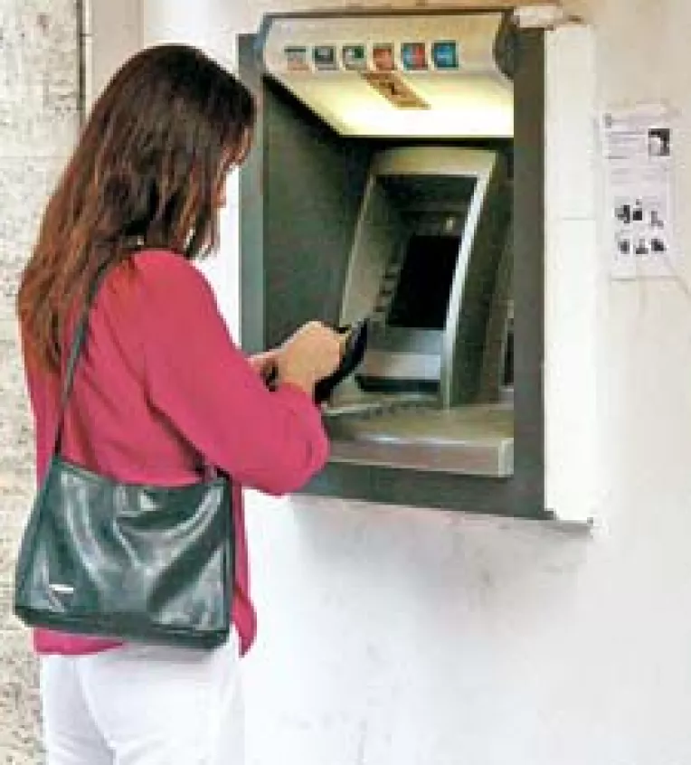 Raiffeisen Bank a returnat banii sustrasi fraudulos din contul unei turiste