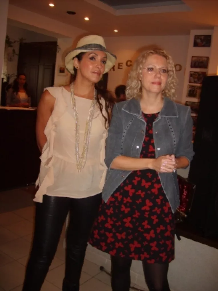 Raluca Moianu inoata si face masaj balinez, pentru a se mentine in forma