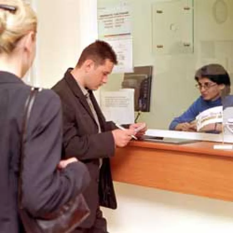 Restrictiile BNR cresc numarul celor care solicita credit