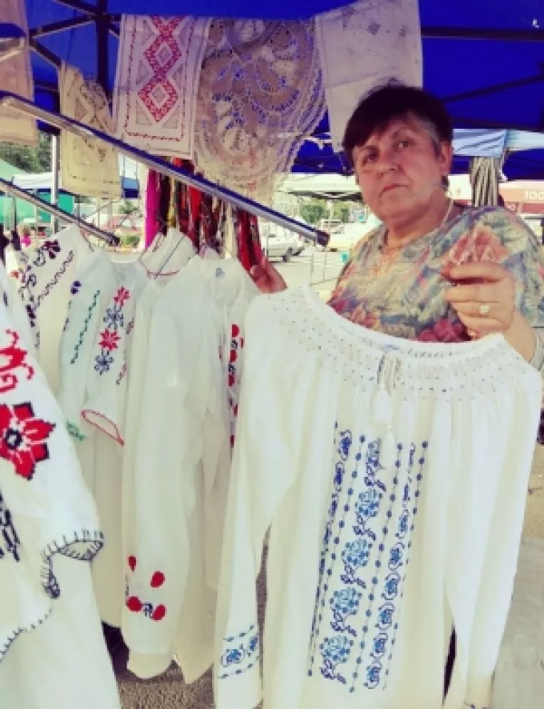 Rodica Dirlea la targul de pe platforma de la Academia Militara: Ii traditionale, basmale colorate si fugatori!