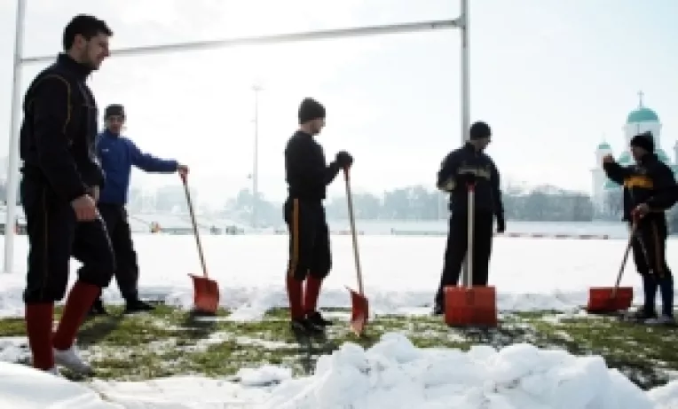 Romania - Portugalia: Voluntarii deszapezesc Stadionul Arcul de Triumf