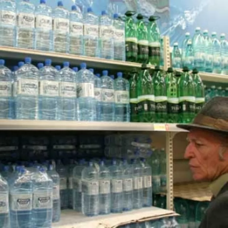 Romanii au prins gustul apei plate si al inghetatei premium