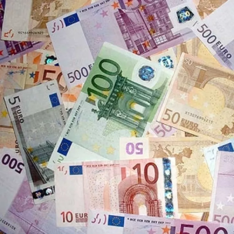 Romanii cu credite in euro simt la buzunare deprecierea leului