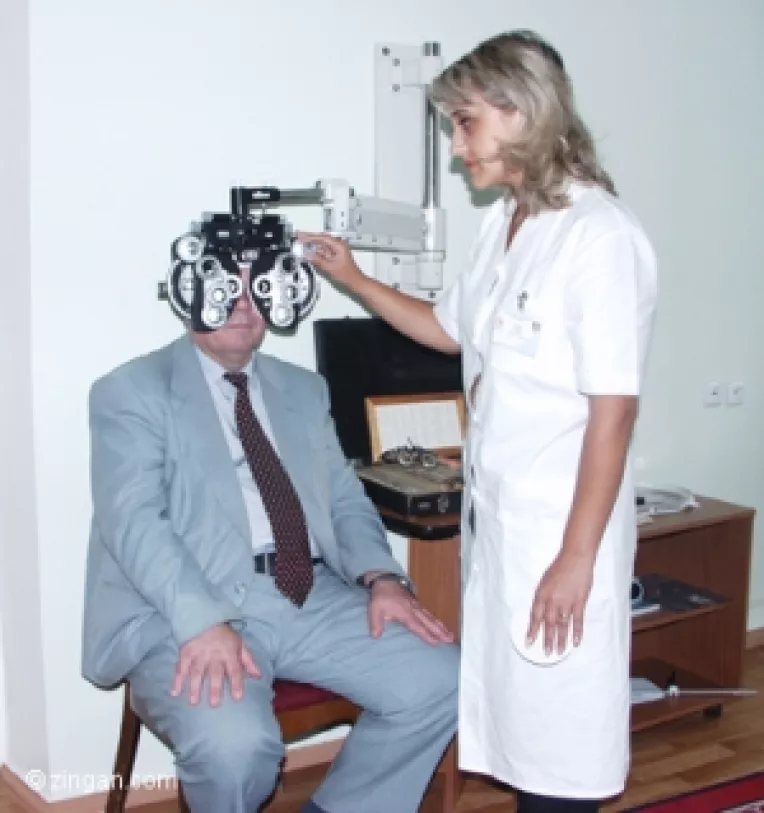 Romanii cumpara ochelari dupa ureche