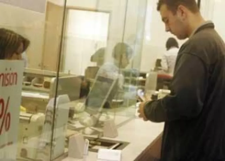 Romanii platesc facturile cu intarziere