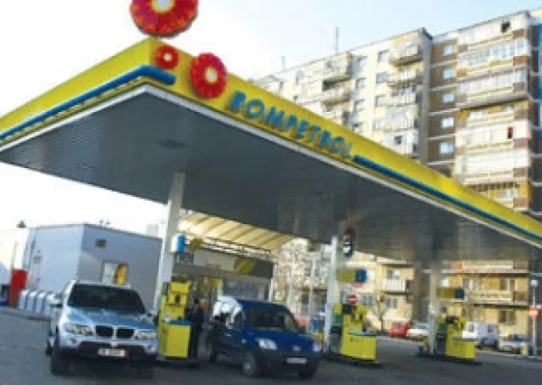 Rompetrol a scumpit motorina