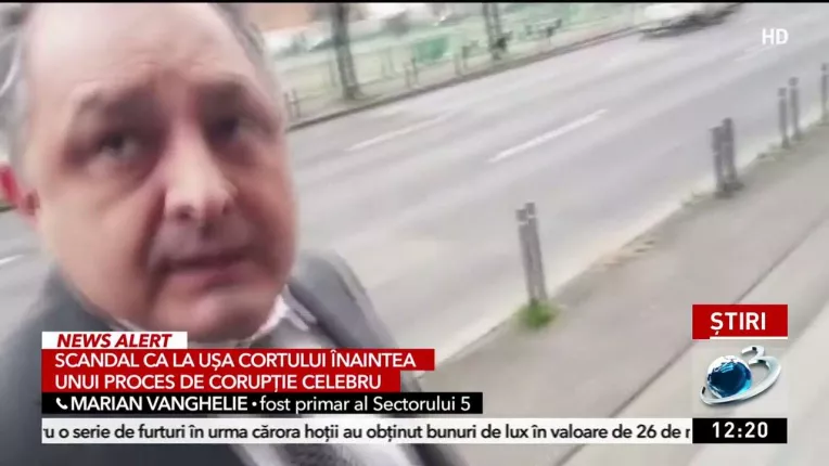 Scandal si injuraturi intre Vanghelie si un protestatar in fata Curtii de Apel Bucuresti Edit