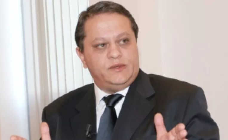 Scriitorul Valentin Nicolau militeaza pentru o opozitie radicala