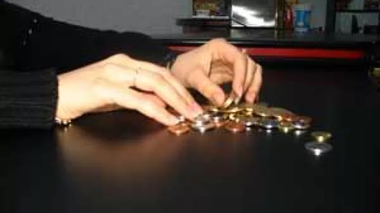 Scumpire tacita sau lipsa de metal?. Lipsa monedelor alunga clientii