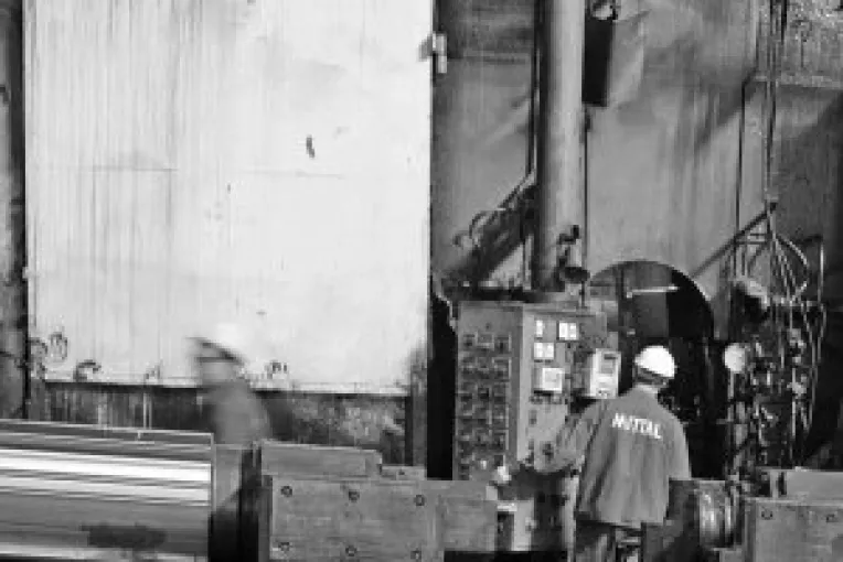 Siderurgistii, chemati sa decida