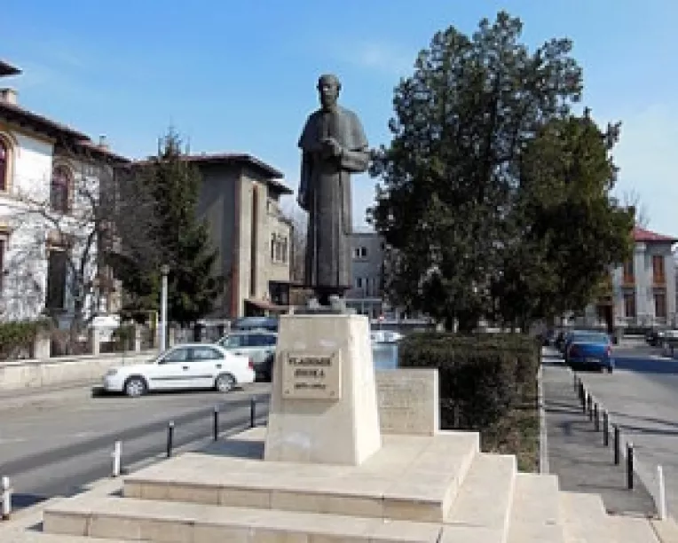Statuia monseniorului Vladimir Ghika, amplasata intr-o piateta de la intersectia strazilor Gheorghe Demetriade si Emil Pangratti din Bucuresti
