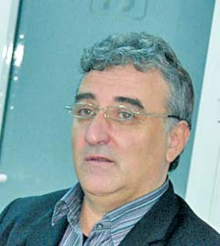 Stelian Dutu: "Nicusor Constantinescu e un tampit, un escroc ordinar"