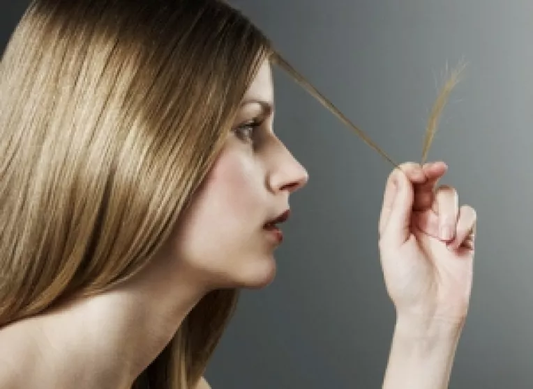 Studiu: Antiinflamatoarele, pastilele de slabit si contraceptivele au efecte secundare asupra parului