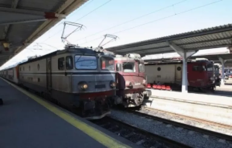 Sute de oameni, ramasi blocati in Gara de Nord, din cauza unui tren care s-a defectat pe drum